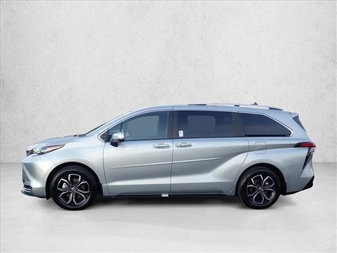 Used 2025 Toyota Sienna Platinum image 2