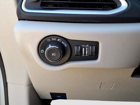 Used 2024 Chrysler Pacifica Touring-L image 18