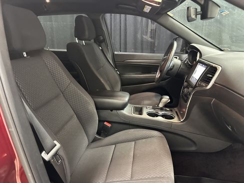 Used 2018 Jeep Grand Cherokee Laredo AWD/4WD image 33