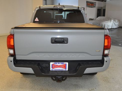 Used 2019 Toyota Tacoma TRD Sport image 4