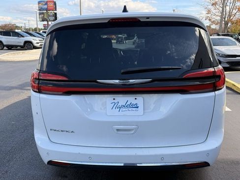 Used 2024 Chrysler Pacifica Touring-L image 7