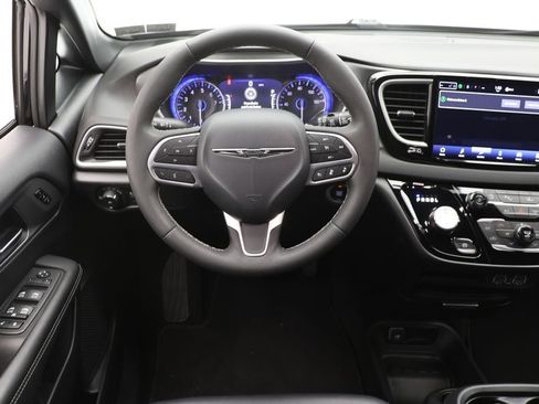 Used 2025 Chrysler Pacifica Select FWD image 12