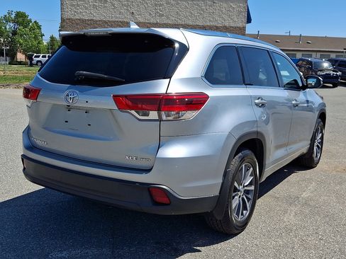 Used 2017 Toyota Highlander XLE w/ Carpet Mat Package AWD/4WD image 6
