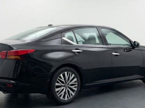 Used 2025 Nissan Altima 2.5 SV FWD image 3