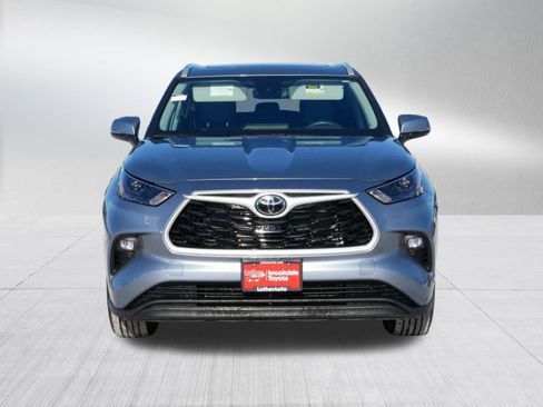 Certified 2024 Toyota Highlander XLE image 2