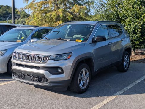 Used 2024 Jeep Compass Latitude AWD/4WD image 4