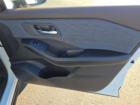 Used 2023 Nissan Rogue SV image 6