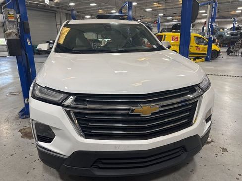 Used 2023 Chevrolet Traverse LT image 2