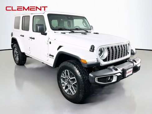 Used 2025 Jeep Wrangler Unlimited Sahara AWD/4WD image 4