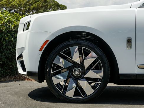 New 2026 Rolls-Royce Cullinan AWD/4WD image 11