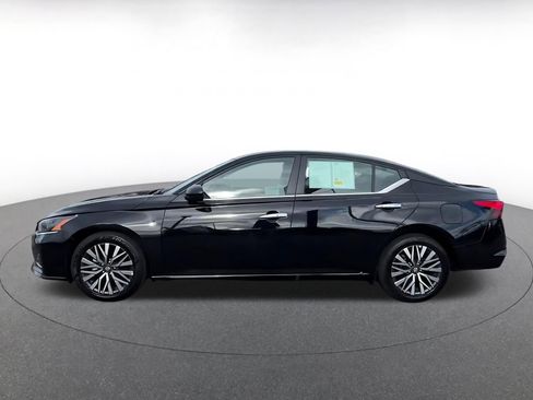 Used 2025 Nissan Altima 2.5 SV FWD image 9