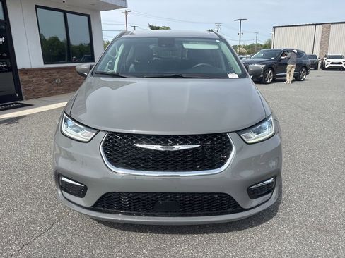 Used 2023 Chrysler Pacifica Touring-L image 9