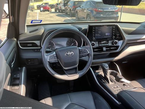 Used 2022 Toyota Highlander XLE AWD/4WD image 12