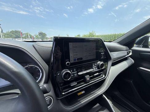 Used 2024 Toyota Highlander XSE FWD image 19