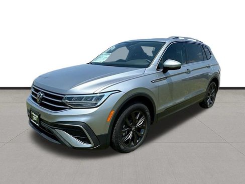 Used 2024 Volkswagen Tiguan SE FWD image 1