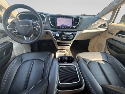 Used 2023 Chrysler Pacifica Touring-L FWD image 24