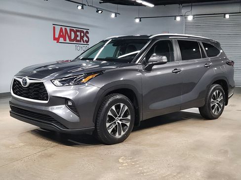 Used 2025 Toyota Highlander XLE AWD/4WD image 3