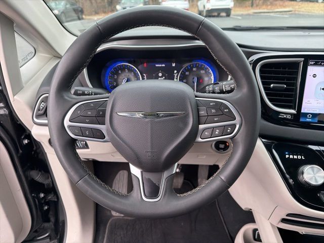 Used 2024 Chrysler Pacifica Touring-L FWD image 14