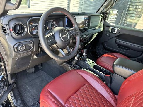 Used 2024 Jeep Wrangler Unlimited Rubicon image 4