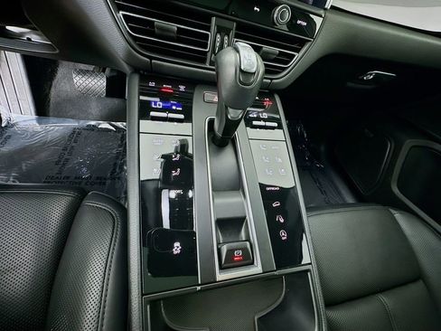Certified 2022 Porsche Macan AWD/4WD image 19