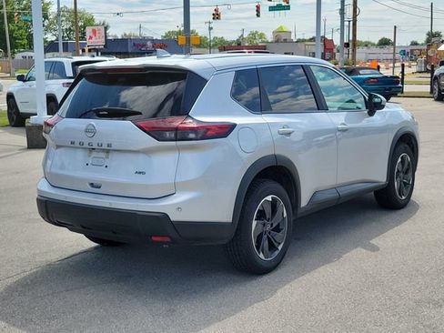 Used 2025 Nissan Rogue SV AWD/4WD image 6