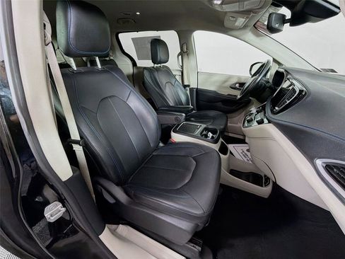 Used 2021 Chrysler Pacifica Touring-L FWD image 27