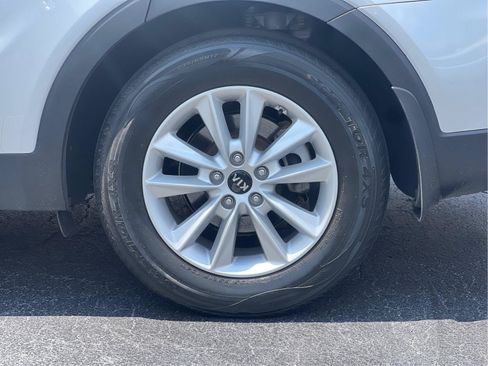 Used 2020 Kia Sorento LX FWD image 27