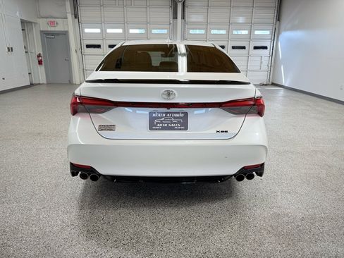Used 2019 Toyota Avalon XSE image 3