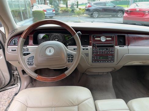 Used 2004 Lincoln Town Car Ultimate RWD image 7
