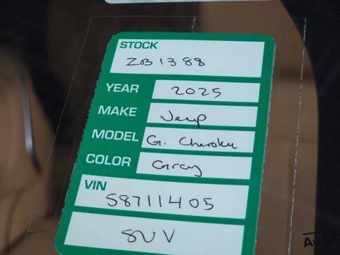 Used 2025 Jeep Grand Cherokee Summit AWD/4WD image 37