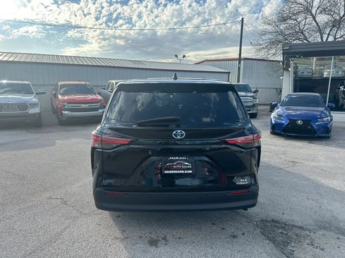 Used 2021 Toyota Sienna XLE AWD/4WD image 4