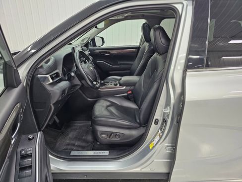 Used 2021 Toyota Highlander Limited image 2