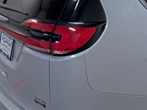 Used 2024 Chrysler Pacifica Touring-L image 13