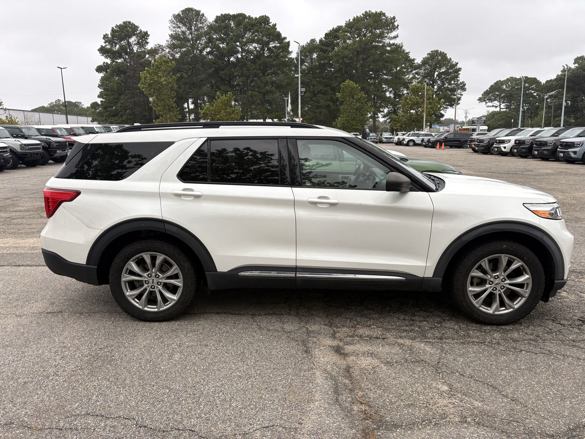 Used 2020 Ford Explorer XLT w/ Equipment Group 202A AWD/4WD image 4