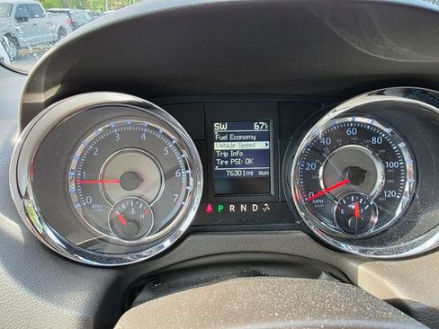 Used 2015 Chrysler Town & Country Limited Platinum image 16