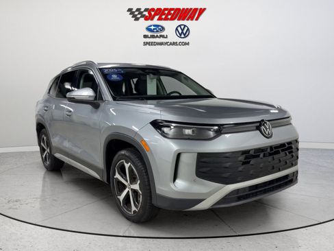 Certified 2025 Volkswagen Tiguan SE AWD/4WD image 2