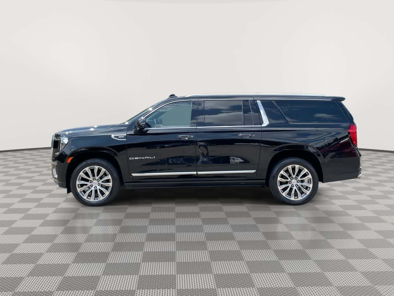 Used 2021 GMC Yukon XL Denali w/ Denali Premium Package AWD/4WD image 5