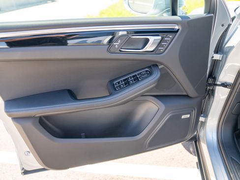 Certified 2026 Porsche Macan AWD/4WD image 10