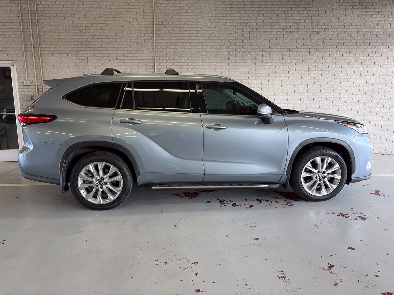 Used 2021 Toyota Highlander Limited FWD image 2