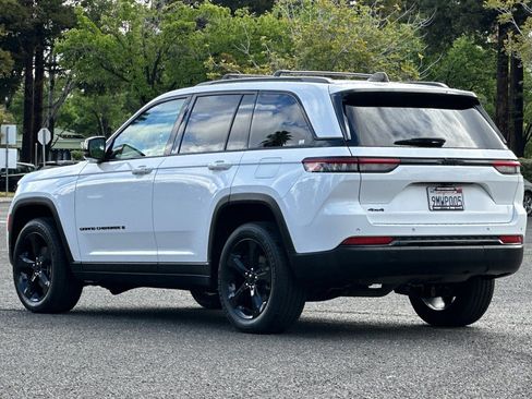 Used 2023 Jeep Grand Cherokee Altitude AWD/4WD image 5