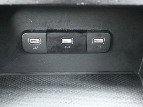 Used 2024 Kia Carnival LX image 21