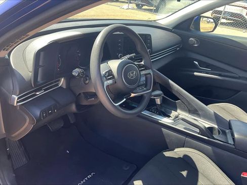 Used 2022 Hyundai Elantra SEL w/ Preferred Accessory Package FWD image 2