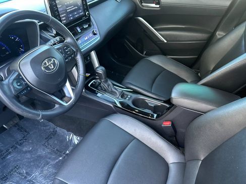 Used 2022 Toyota Corolla Cross XLE w/ Black Badges Package (TMS) image 9