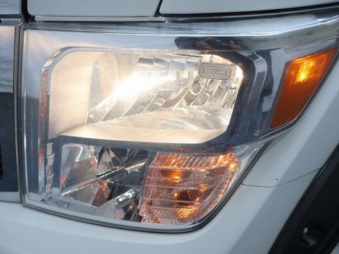 Used 2018 Nissan Titan SV image 24