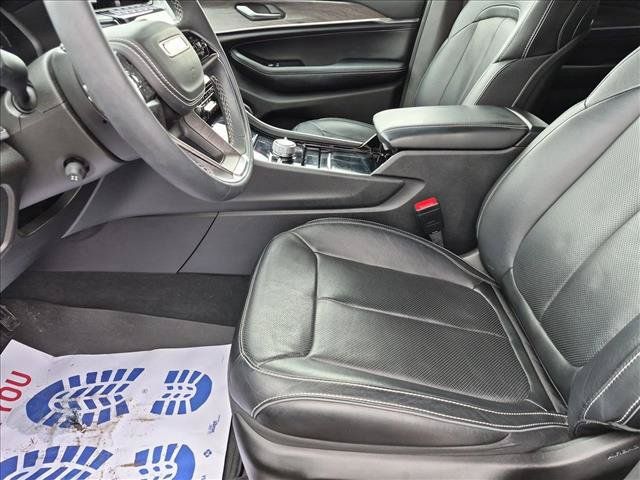 Used 2023 Jeep Grand Cherokee Overland AWD/4WD image 16