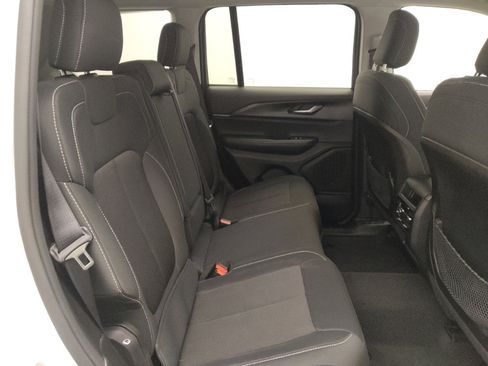 Used 2023 Jeep Grand Cherokee Laredo AWD/4WD image 19