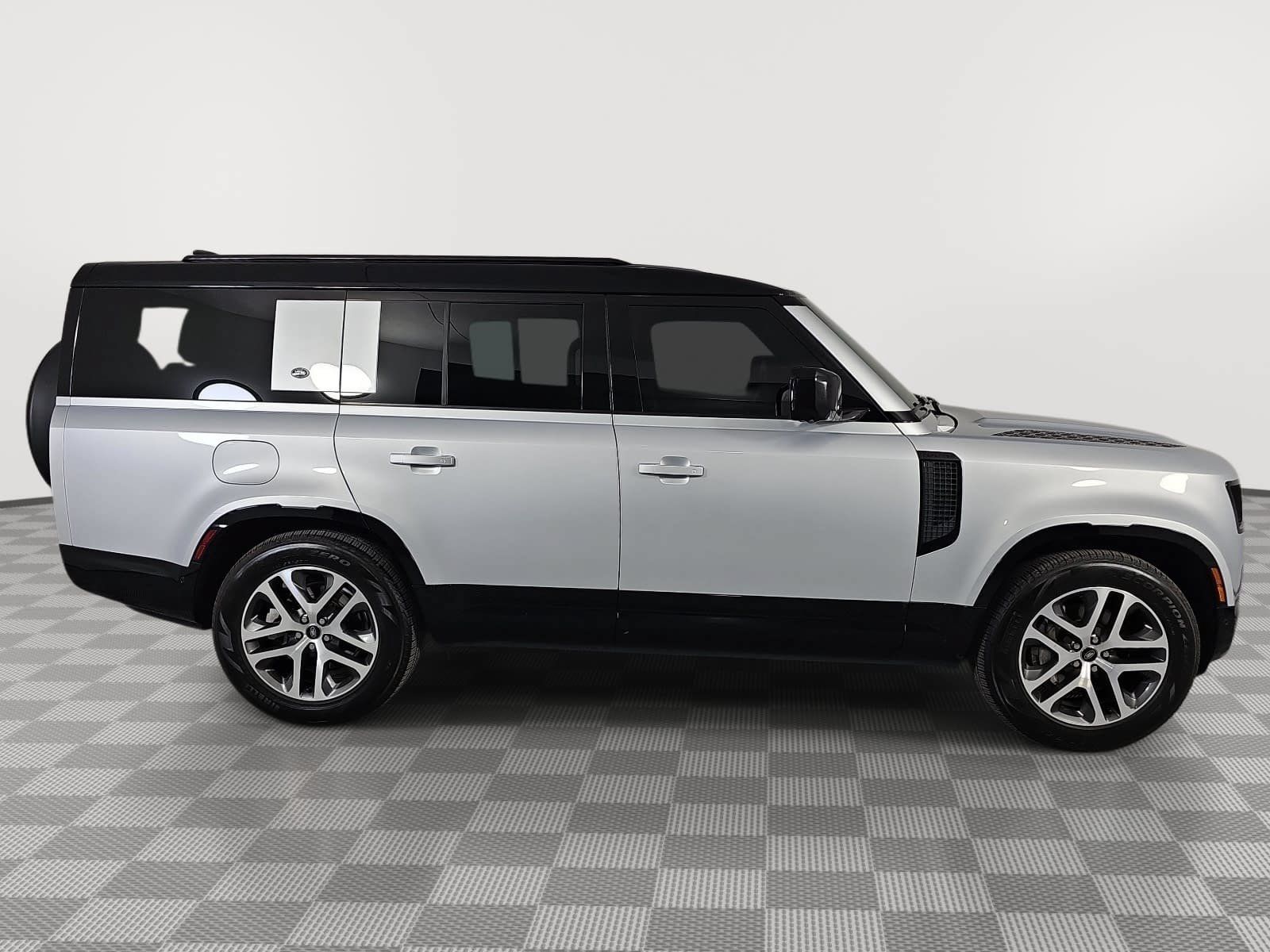 Used 2024 Land Rover Defender 130 X-Dynamic SE AWD/4WD image 9