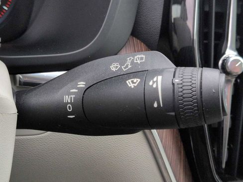 Used 2021 Volvo XC60 T5 Momentum w/ Advanced Package image 28