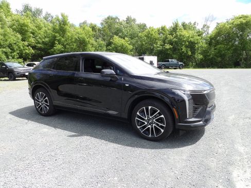 Used 2025 Cadillac Optiq Sport 1 AWD/4WD image 3