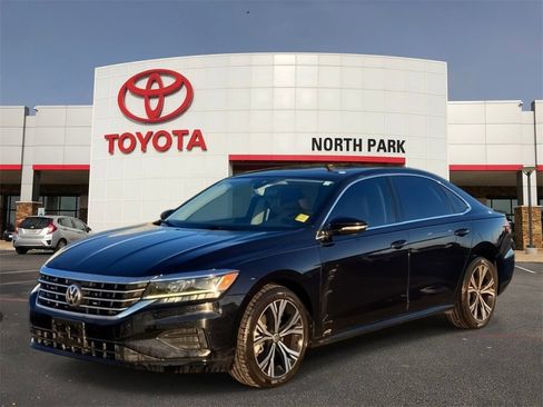 Used 2022 Volkswagen Passat 2.0T SE image 1